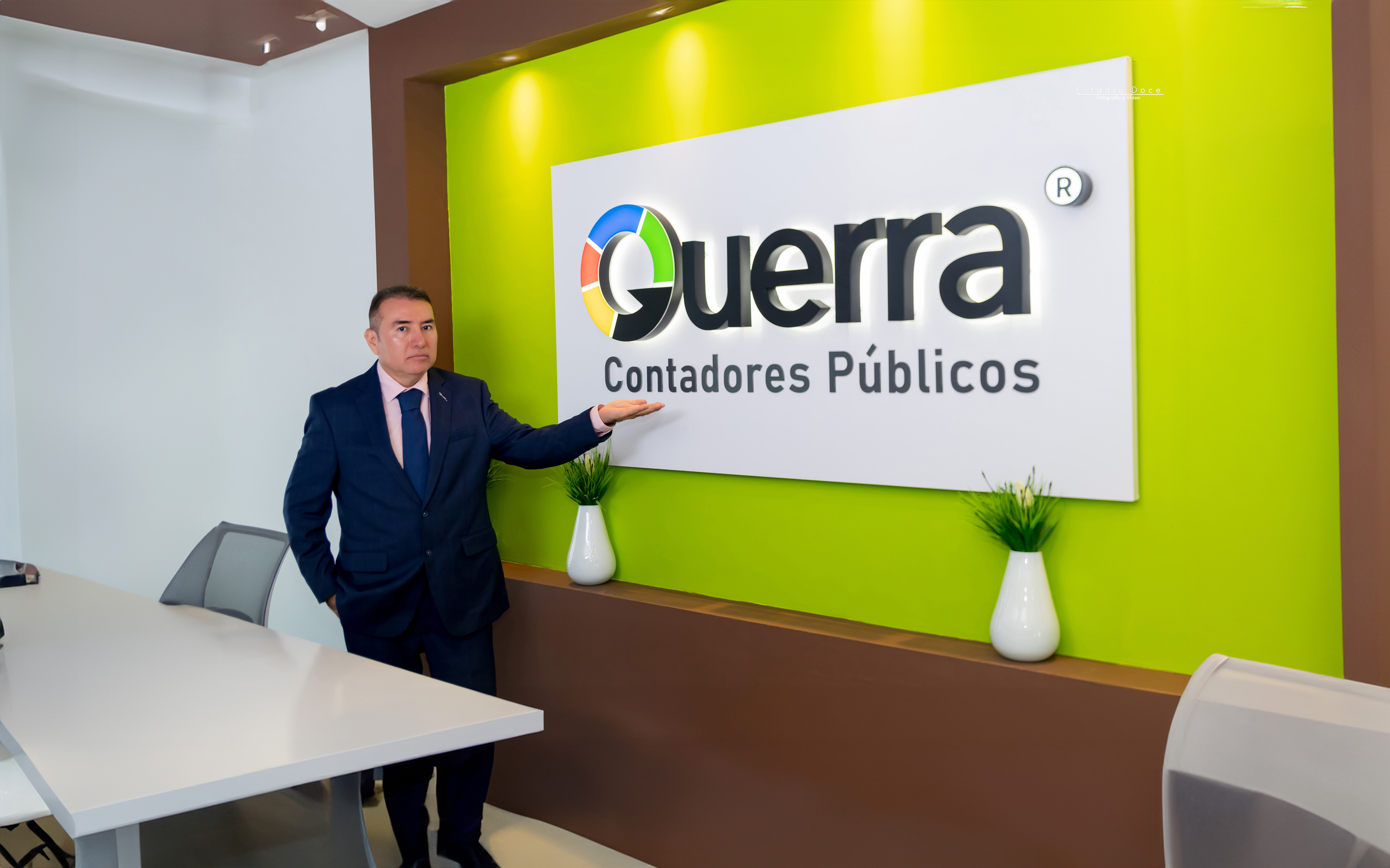 Logotipo del Despacho Guerra Contadores Públicos en la sala de juntas